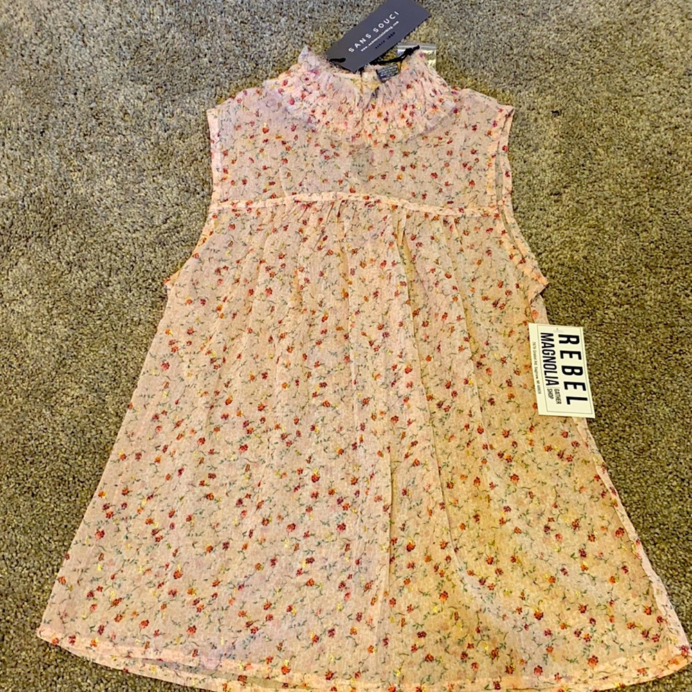 Sleeveless tank top with high neck